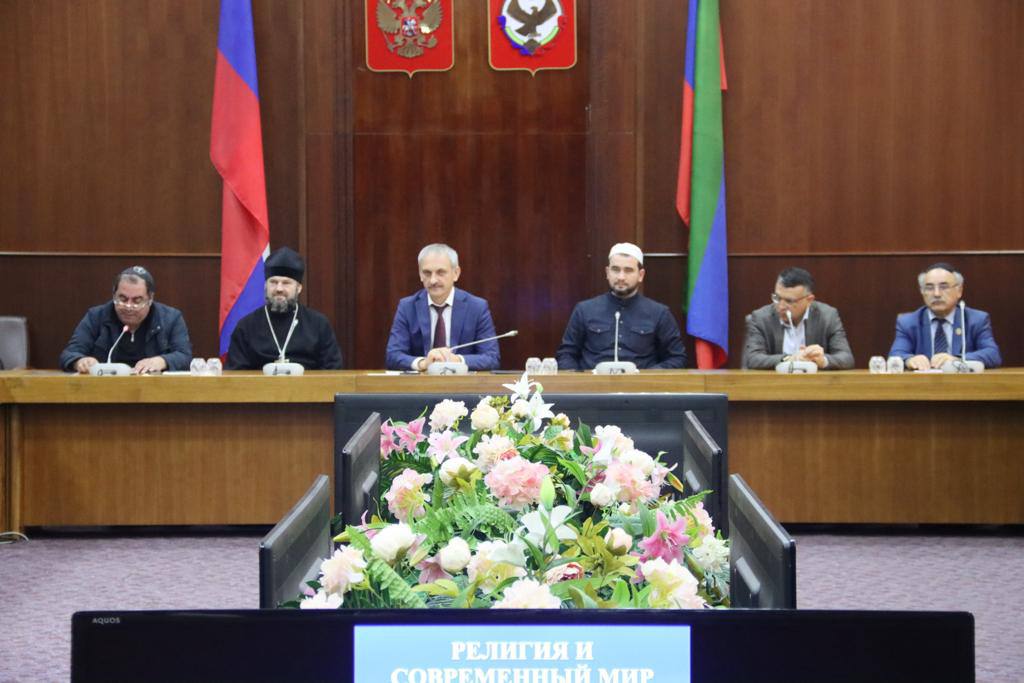 Министр по нацполитике Дагестана наградил студентку ГПК